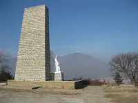 Свещеник прави панахида за загиналите в Сирия руски военни 