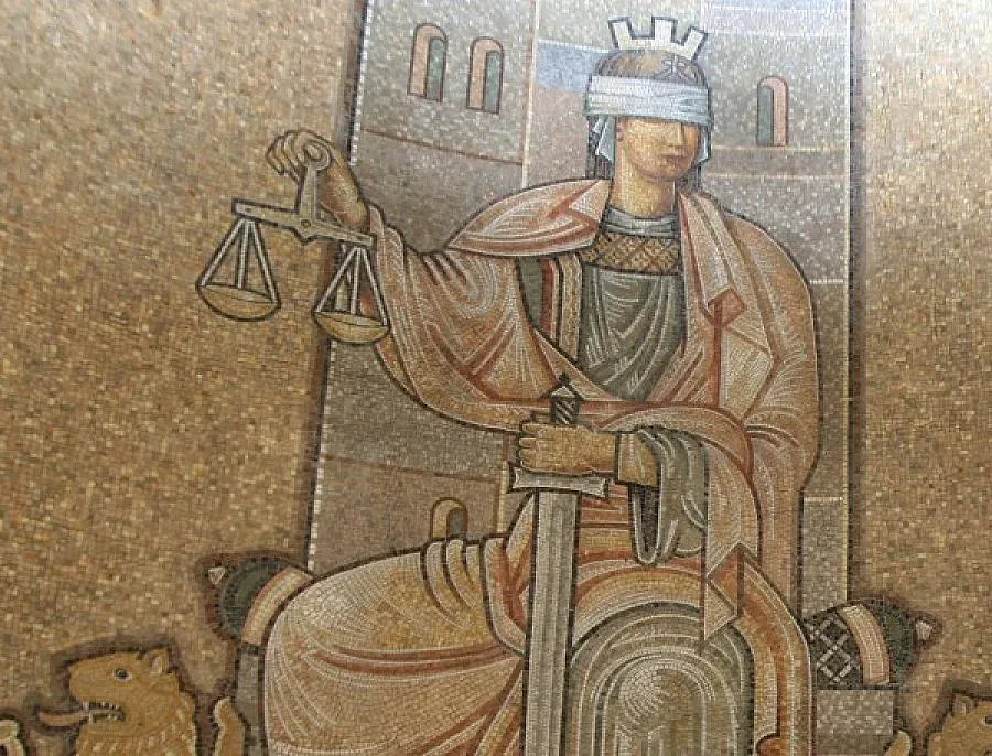 Евакуираха магистрати и прокурори във Варна