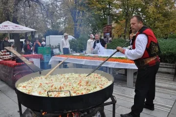 Раздават на бедните в Димитровград юнашки кебап