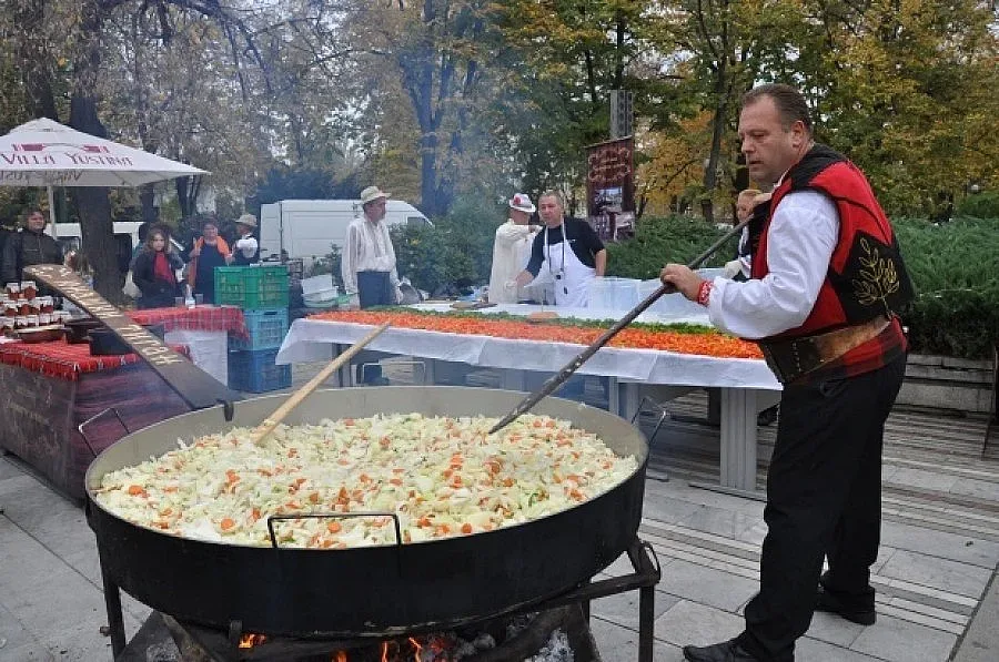 Раздават на бедните в Димитровград юнашки кебап