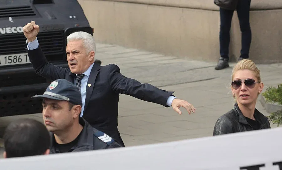 Цацаров внесе 2 искания за снемане имунитета на Сидеров