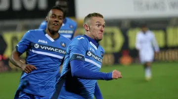 "Левски" разнищи "Славия" и се върна на върха