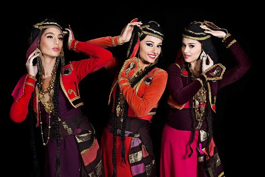 Искри от саби и летящи грузинци в НДК