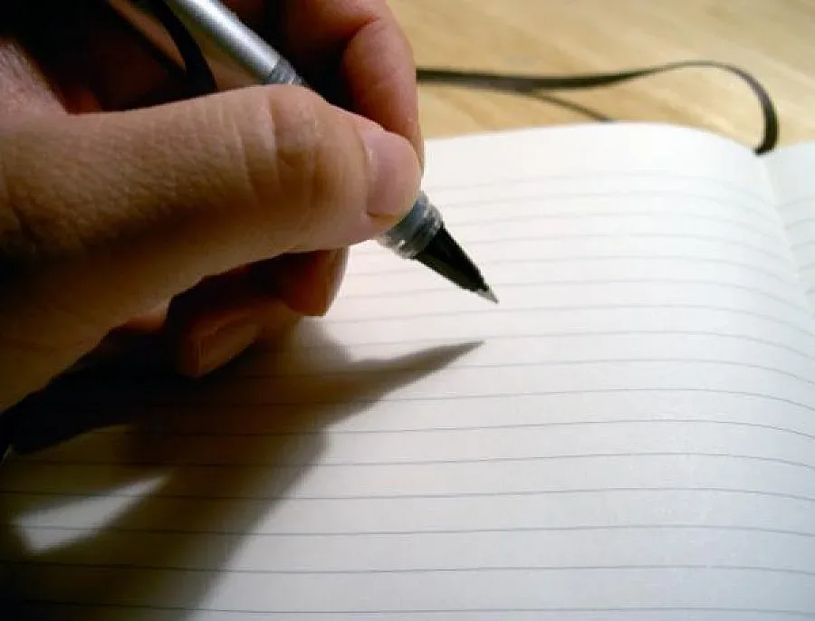 Депутат награждава автори на есета