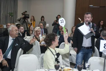 Варод дари картина за благотворителен търг 