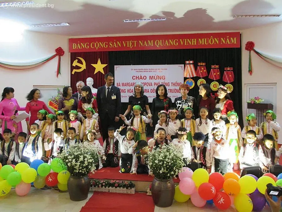 Попова с лекция пред студенти във Виетнам