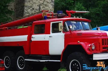 Пожарникари трошат врата заради пара от тръба