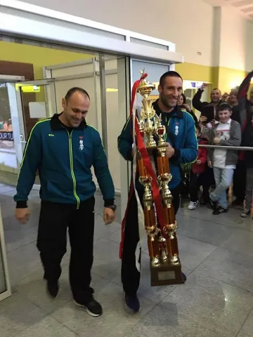 Шампионът Дамянов - 14 пъти на ръце             