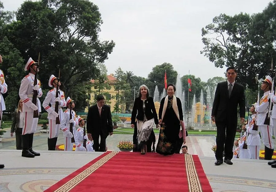 Посрещнаха Попова с почести в двореца в Ханой