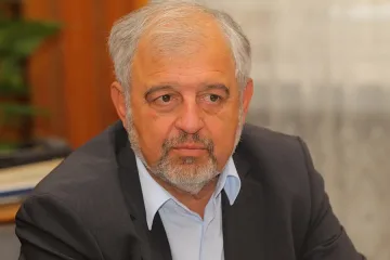 Използваха Алма матер като футболна топка