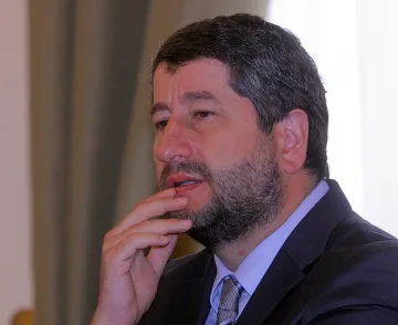 Защо реформаторите гушкат „гнили ябълки“?