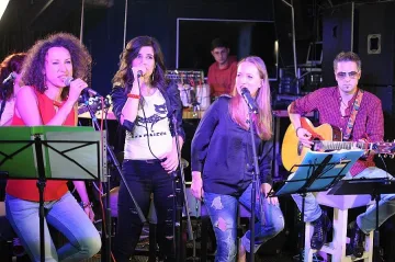 Пеещи таласъмчета с инстинкт за хитове