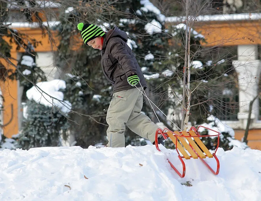 Сняг в София и Перник до няколко часа