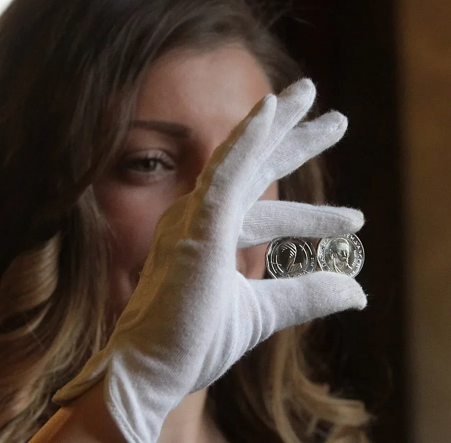 БНБ представи новата монета от 2 лева (ВИДЕО)