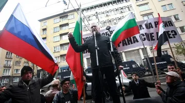 Атакисти протестират срещу сваления руски самолет