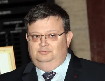 ЕК отрече да е искала оттегляне на Цацаров 