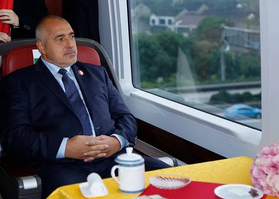 Бойко пие чай с 300 км. в час