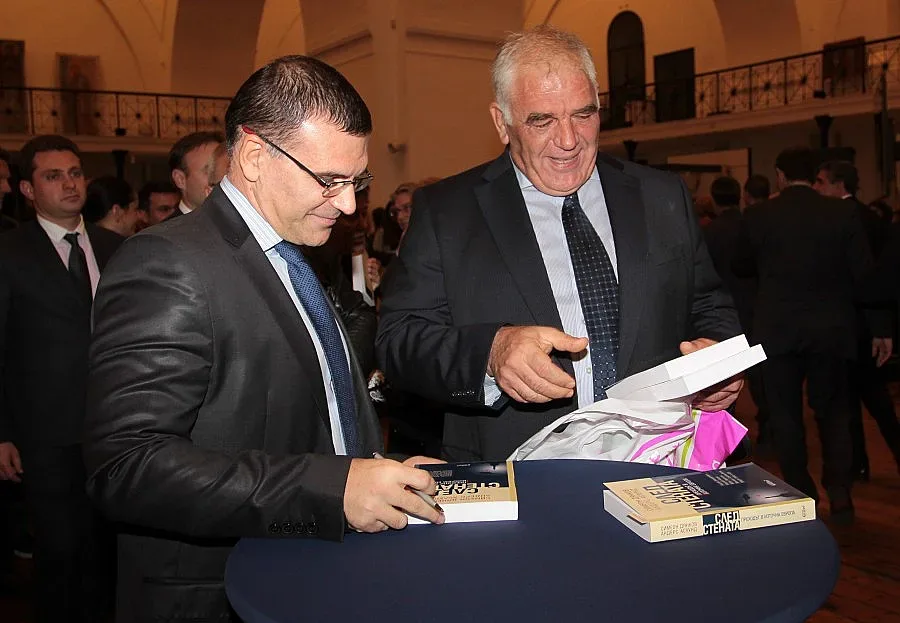 Министри от 4 кабинета с автографи от Дянков