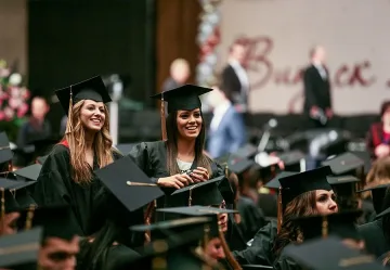 Дипломата по туризъм най-често виси в рамка