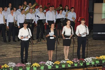 Гимназия в Монтана отпразнува 100-годишнина