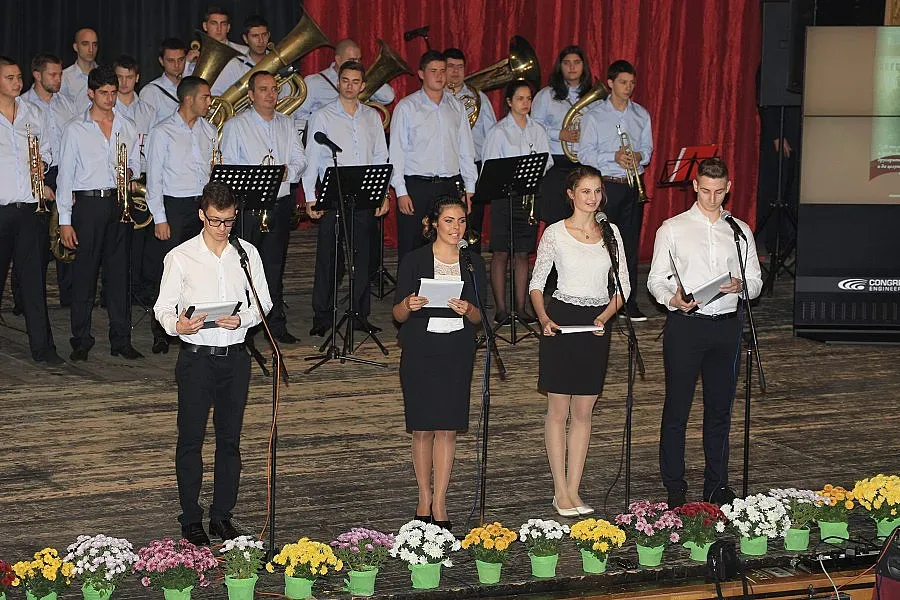 Гимназия в Монтана отпразнува 100-годишнина