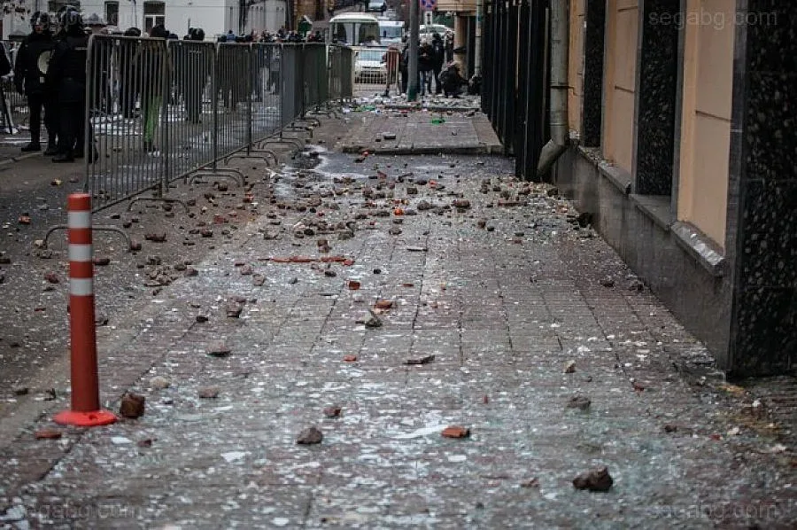 Руснаци изпотрошиха турското посолство в Москва