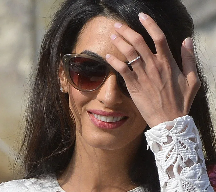 Амал Клуни търси евтина халка