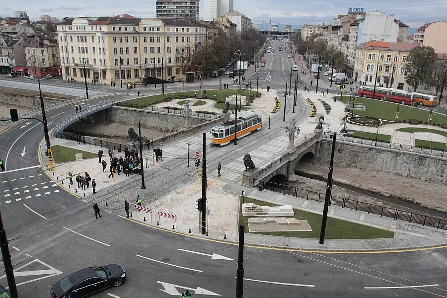 Забравен куфар опразни Лъвов мост