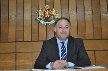 Депутат сади дръвчета в училищата в Исперих