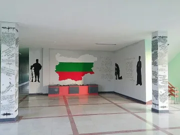 Ученици изрисуваха етаж в школото си