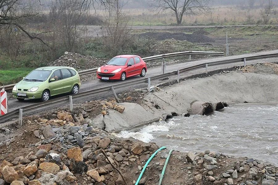 Придошла река прекъсна пътя Берковица – Монтана