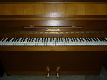 Показват над 100-годишно пиано в музейна изложба от дарения