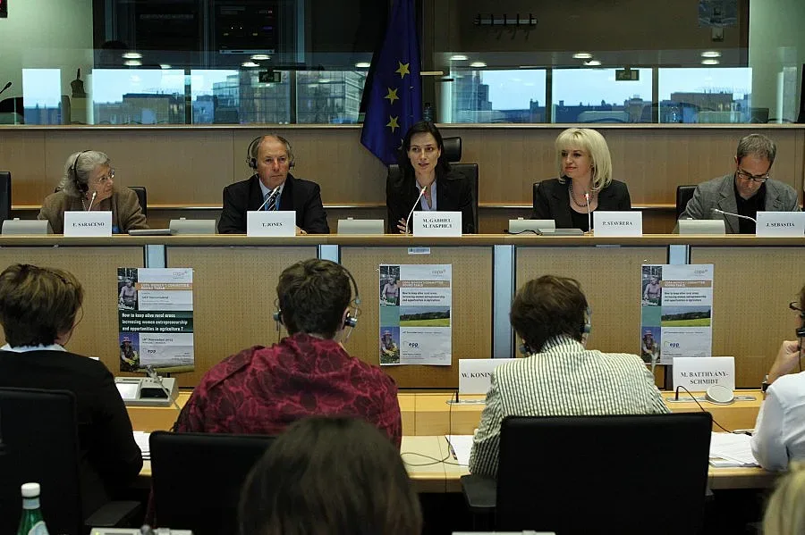 Габриел: Необходими са реални перспективи за жените в селските райони 