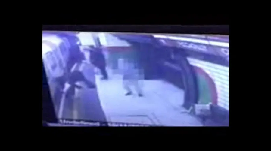 Старец блъсна мюсюлманка под влак, тя се спаси (ВИДЕО)