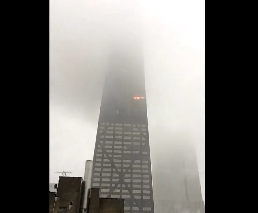 Пожар лумна в небостъргач в Чикаго