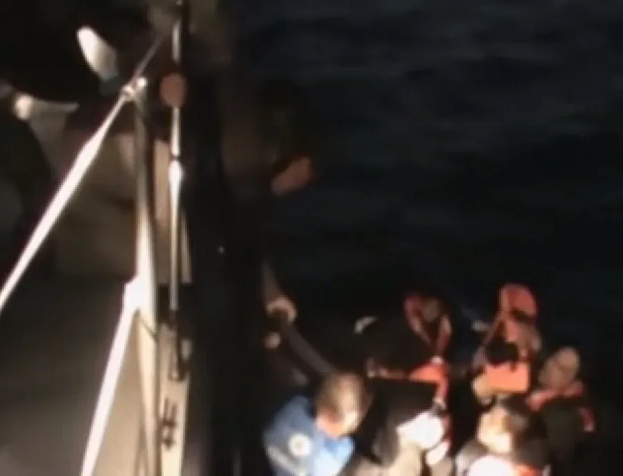 Турски медии: Гръцката брегова охрана пука нарочно лодки с бежанци