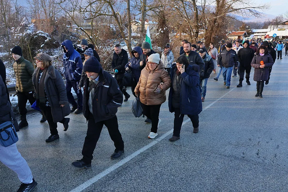 Протестиращи скочиха! Затвориха главен път заради тока