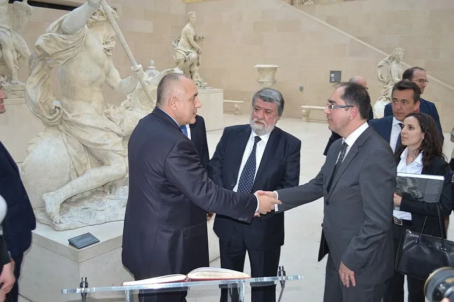 2015: От триумфа в Лувър до скандала с т.нар. "Бутафории" 