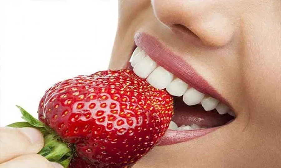 Храните, с които лесно ще избелите зъбите си