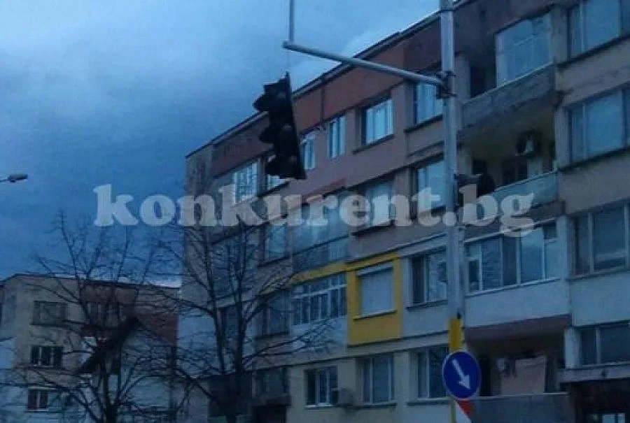 Ураганният вятър събори светофар във Враца