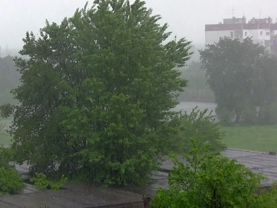 Бурният вятър остави два хотела в Бургас без прозорци