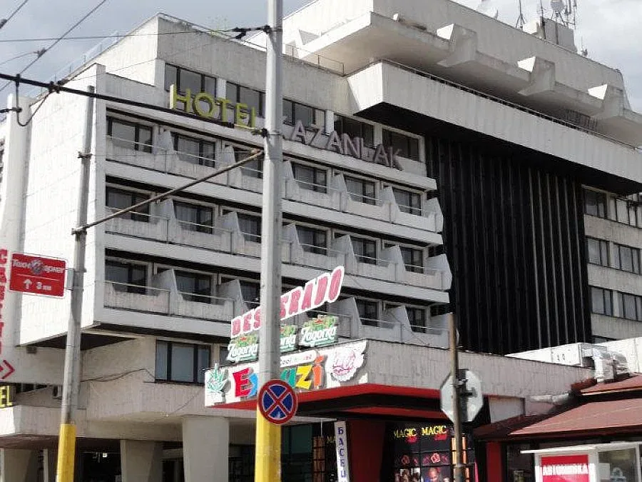 Сигнал за бомба евакуира хотел "Казанлък"