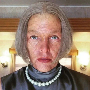 Мила Йовович качи селфи като старица