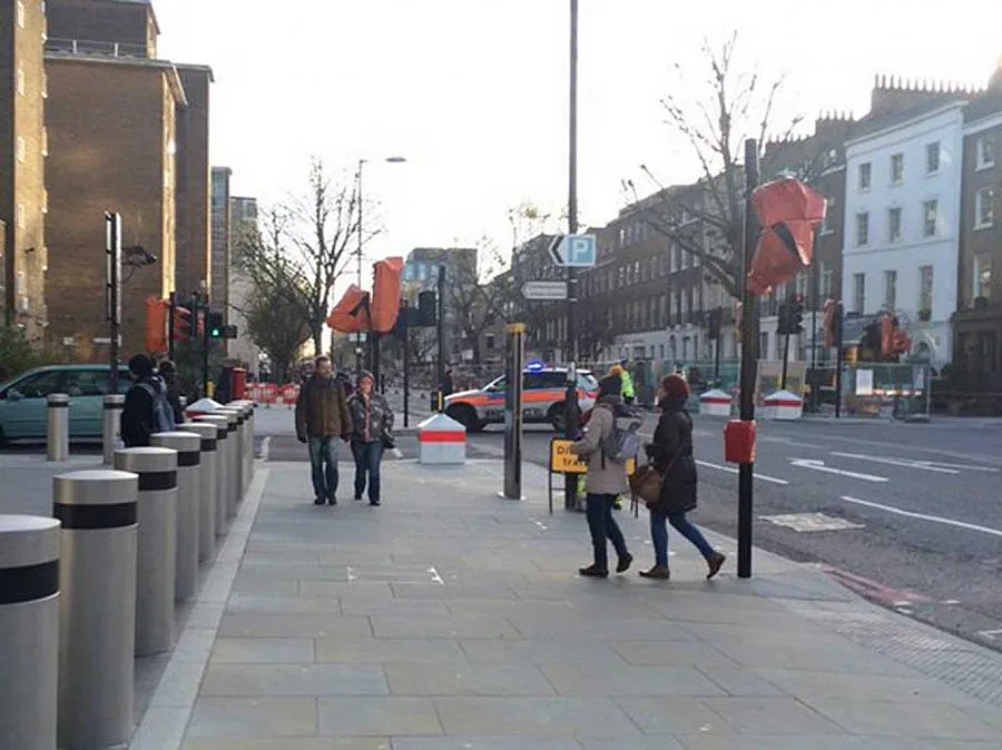 В Лондон: Арести и блокади заради крадена белгийска кола