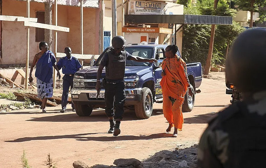 Издирват трима за нападението в Мали