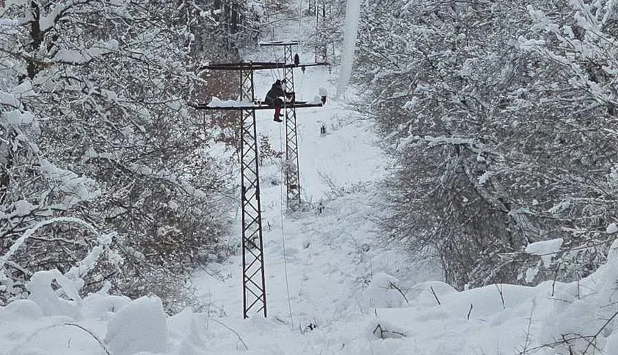 Напрежението остава. Хора без ток блокират ключов национален път