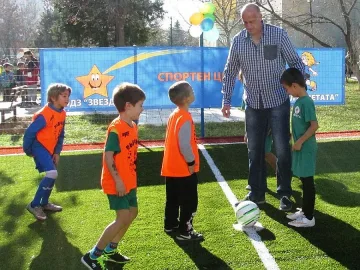 Викторио Павлов откри игрище в „Дружба"