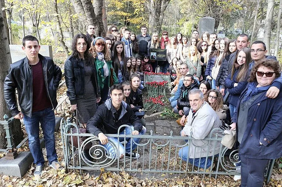 Ученици от Кърджали почетоха паметта на Дядо Славейков  