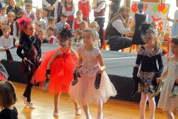 Ученици с наградени творби за Въведение Богородично