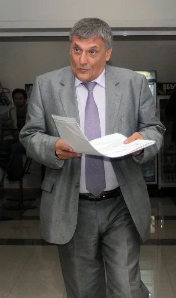 Всички партии се облизват за стола на Петър Диков